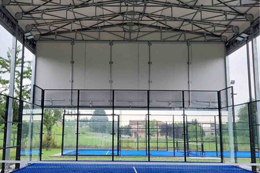 Interno della tensostruttura per campo da padel