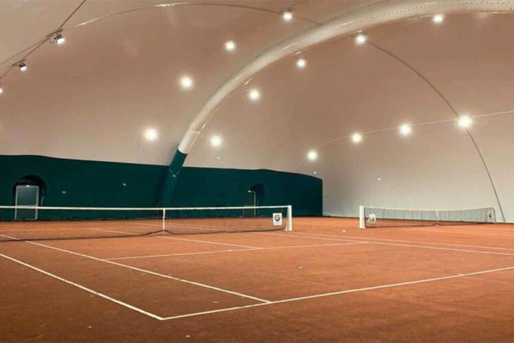 Pressostruttura per campi da tennis